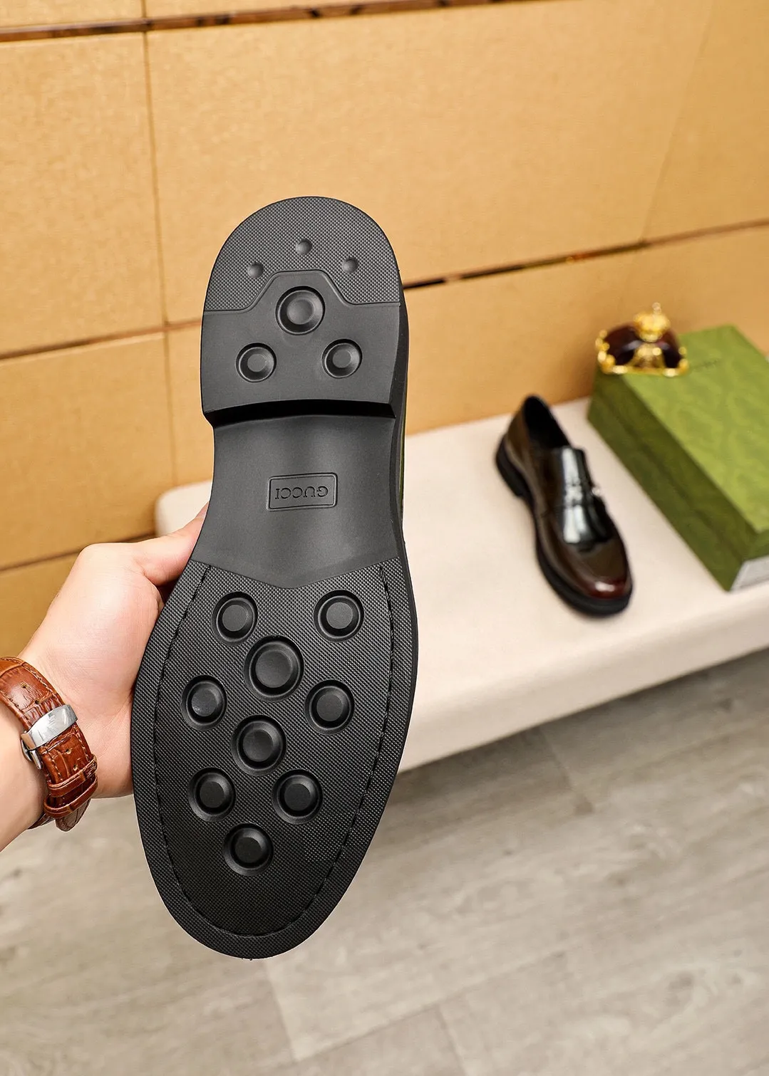 Men's shoes 💰560 💐 Product trademark: GUCCI "Gucci" casual leather shoes Regular size: 38-44 (45🉑️customized) Product materials: Selected imported first-layer open-edge beaded calfskin upper + classic hardware buckle, imported water-dyed cowhide leather lining. Strong three-dimensional visual effect, rubber outsole Color: 2⃣️colors available